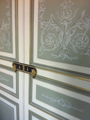 Décor de porte en trompe l'oeil