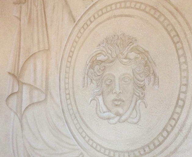 D&eacute;cor de troph&eacute;es en grisaille